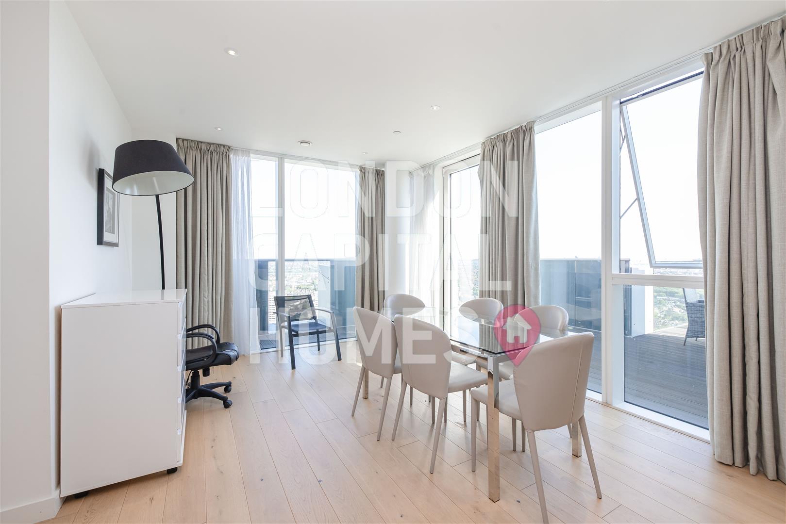 3 bed property in Skyline Apartments, London